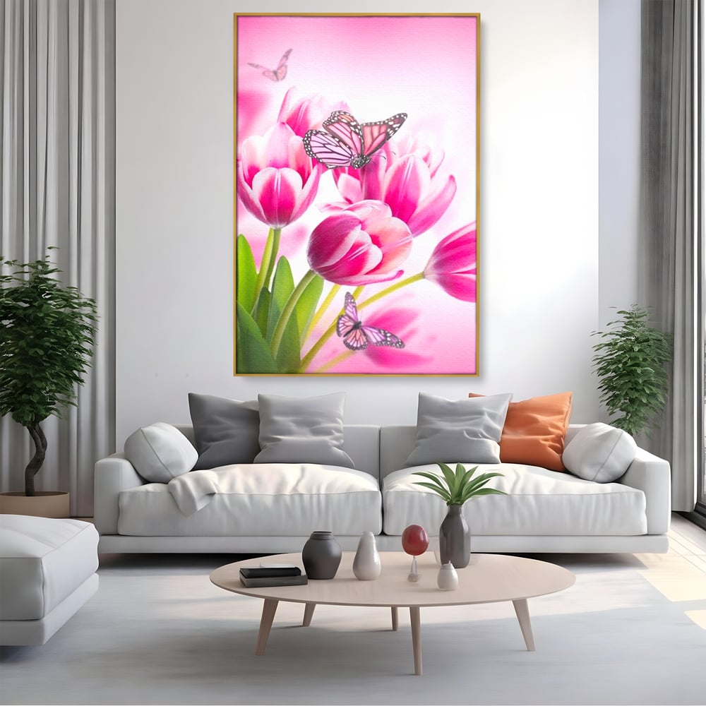 Tablou canvas cu tablou canvas cu lalele roz si fluturi, in rama de aluminiu auriu, pe perete intr-un living